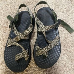 Men’s 8 chaco hiking sandals